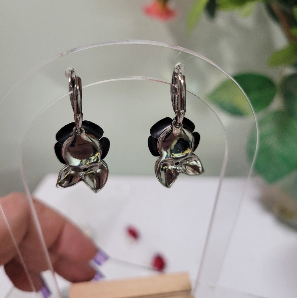 NIB BLACK ROSE SILVER LEVERBACK EARRINGS. GOTH EMO GORGEOUS DETAIL. - Picture 8 of 8